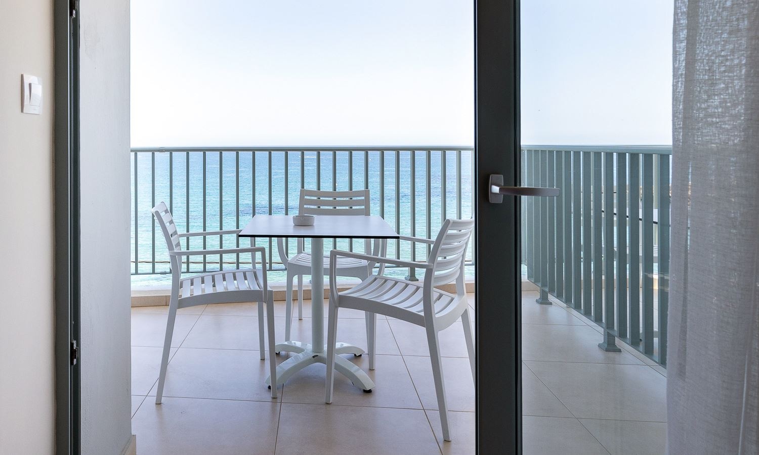 rooms-junior-suite-openplan-seaview-balcony