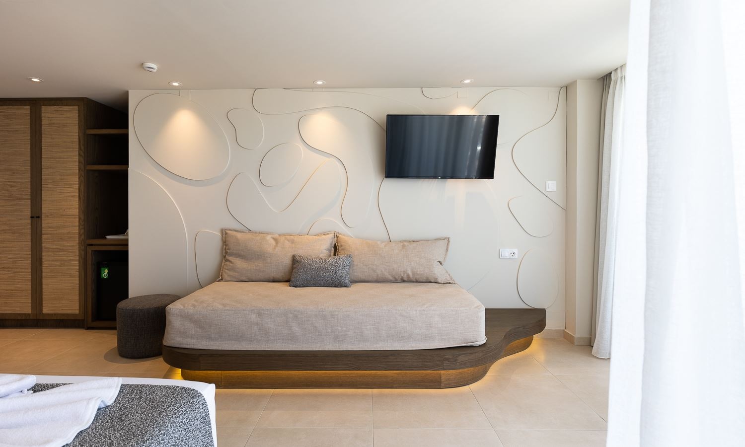 rooms-junior-suite-openplan-seaview-balcony