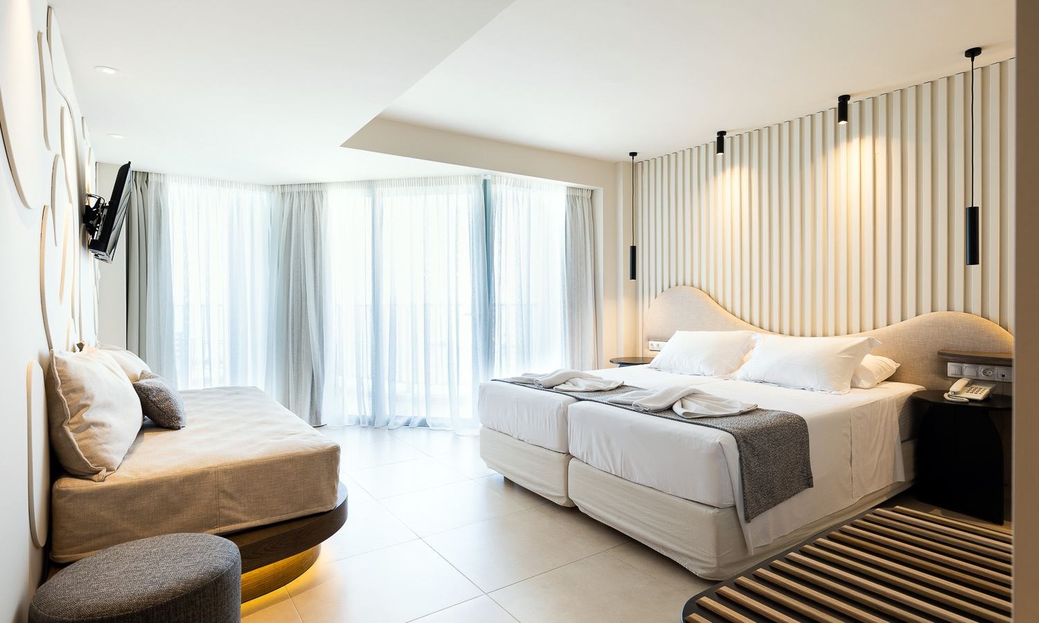 rooms-junior-suite-openplan-seaview-balcony