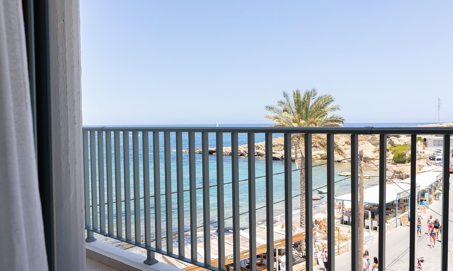 rooms-junior-suite-openplan-seaview-balcony