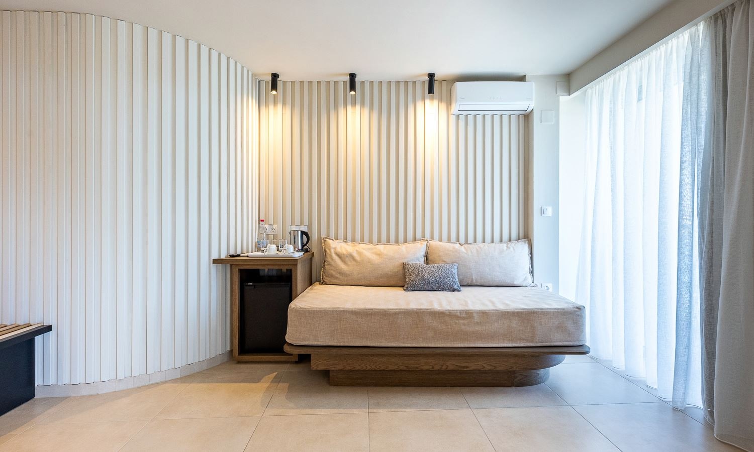 rooms-executive-suite-seaview-balcony