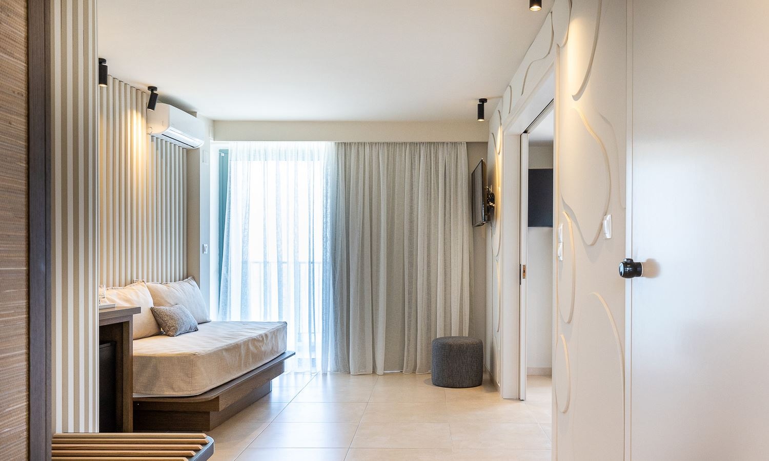 rooms-executive-suite-seaview-balcony