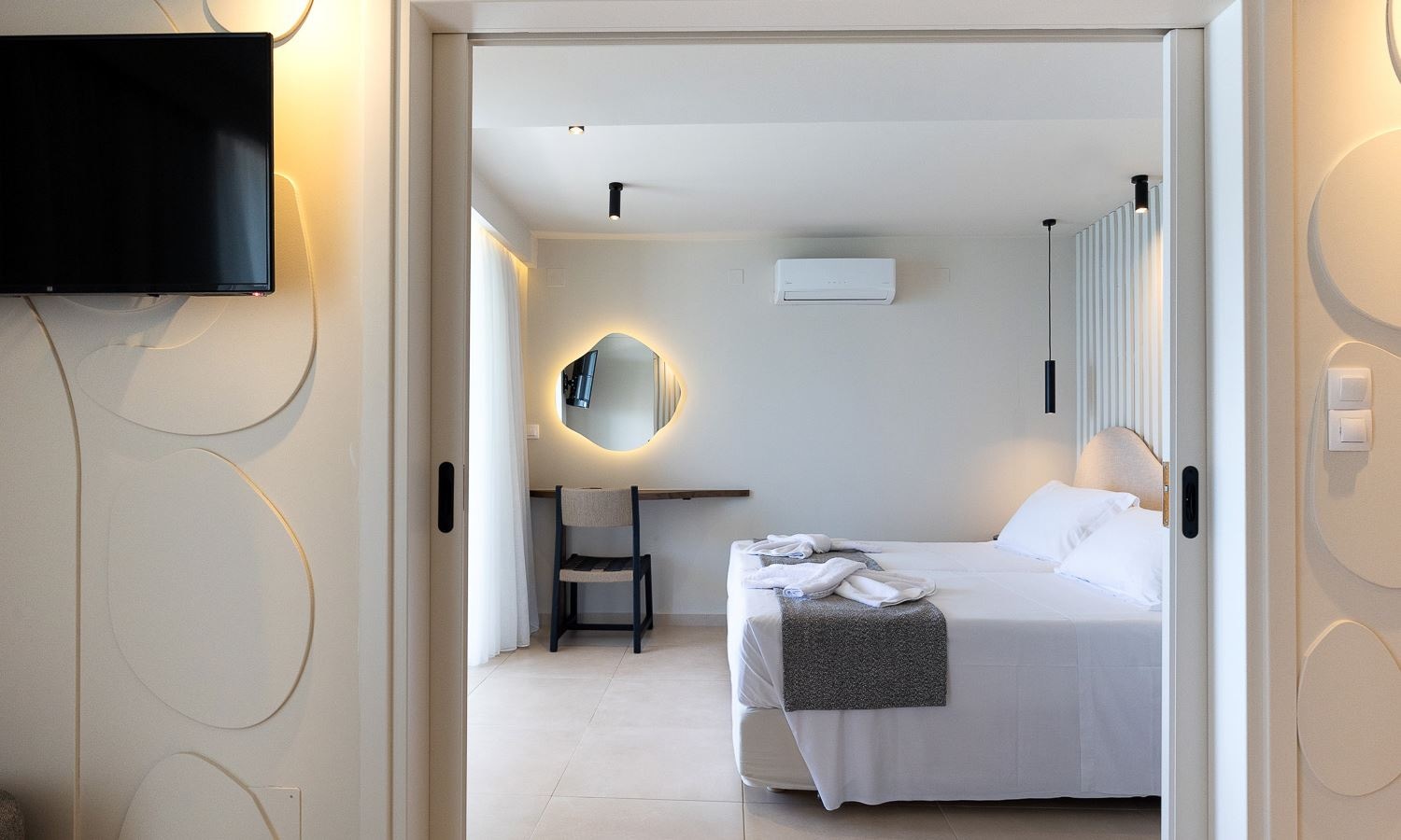 rooms-superior-1-bedroom-suite-seaview-balcony