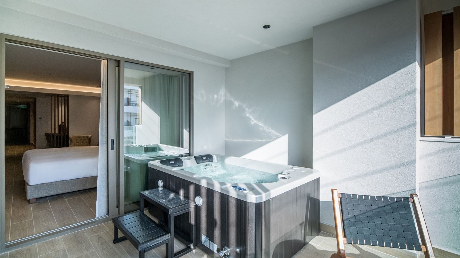 rooms-urban-chic-outdoor-jacuzzi-city-view