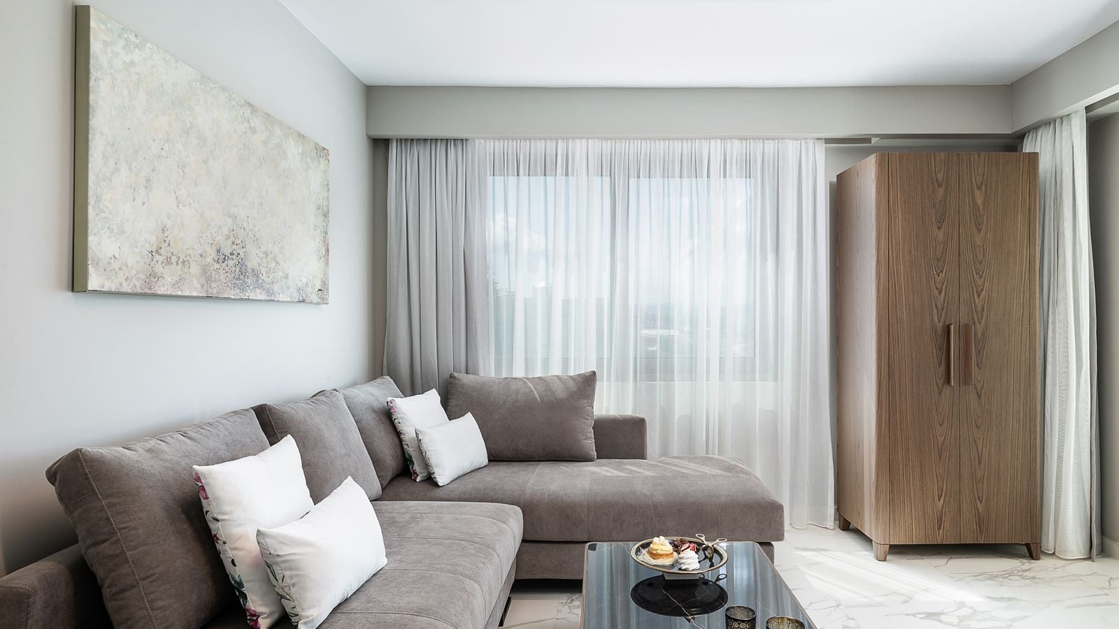 rooms-deluxe-family-room-pool-view