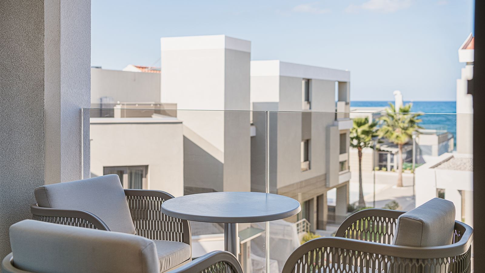 rooms-serenity-suite-1-bedroom-sideseaview-balcony-or-terrace