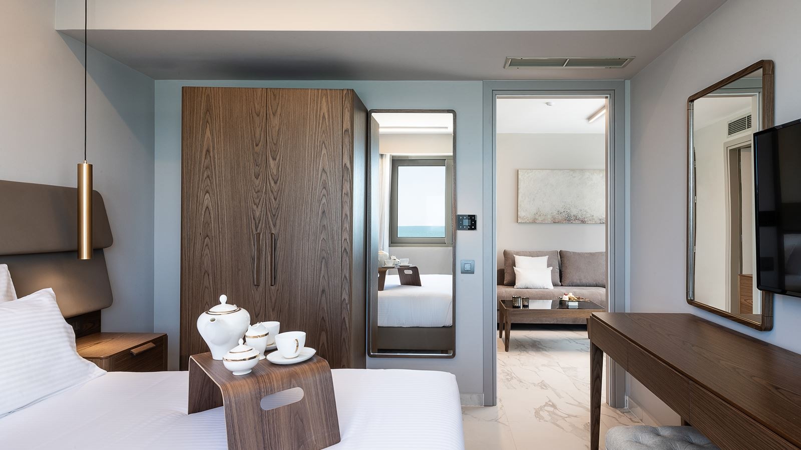 rooms-serenity-suite-1-bedroom-sideseaview-balcony-or-terrace