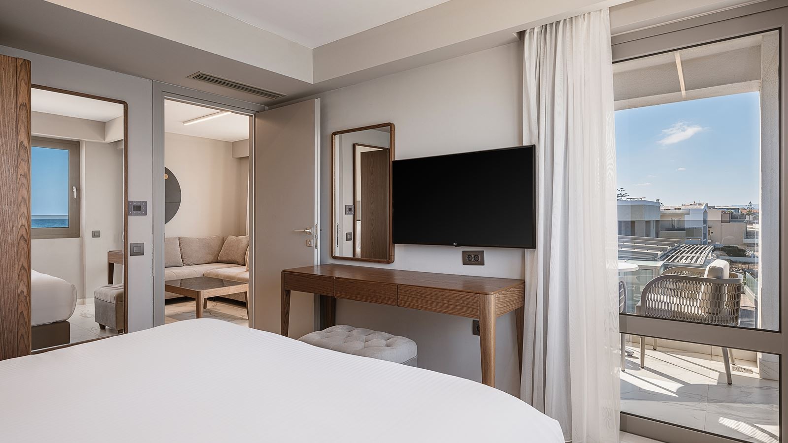 rooms-serenity-suite-1-bedroom-sideseaview-balcony-or-terrace