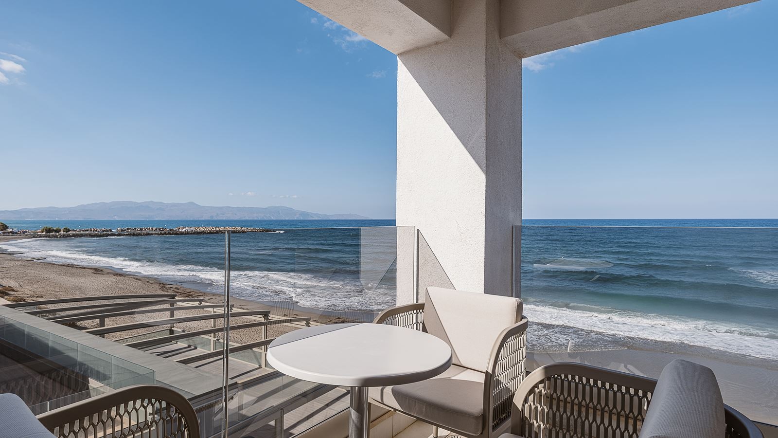 rooms-serenity-suite-1-bedroom-sideseaview-balcony-or-terrace