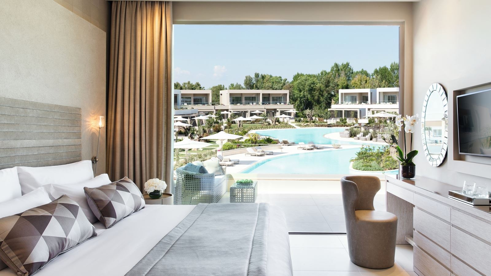 rooms-one-bedroom-suite-grand-balcony-pool-view