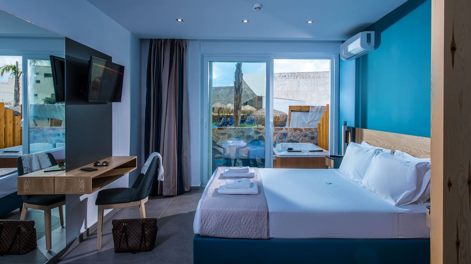 rooms-room-superior-triple-outdoor-jacuzzi