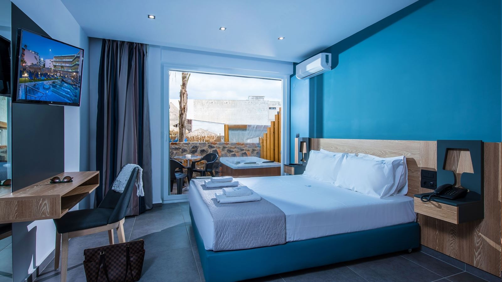 rooms-room-superior-triple-outdoor-jacuzzi