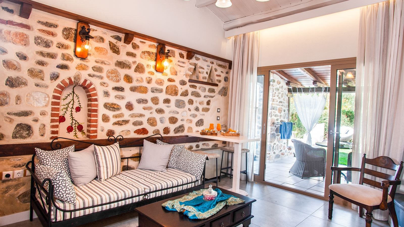 rooms-maisonette-front-pool