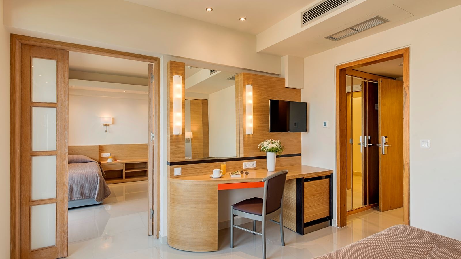 rooms-family-room-side-sea-view-balcony