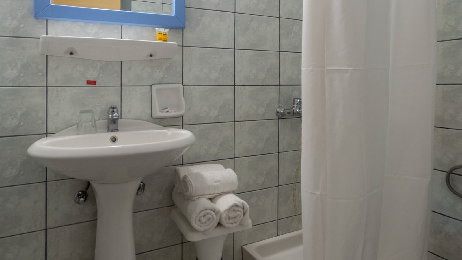 rooms-standard-triple-room-balcony-or-terrace