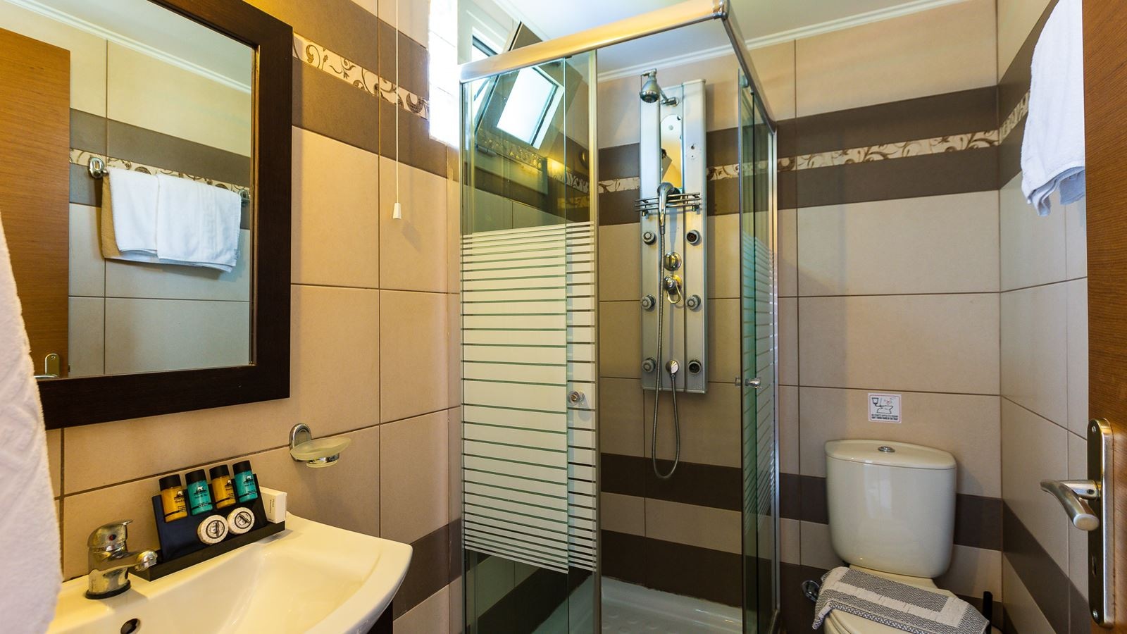 rooms-room-standard-garden--pool-view