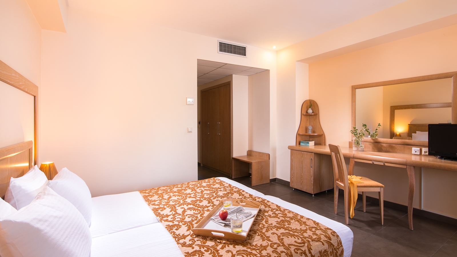 rooms-double-or-twin-pool-view