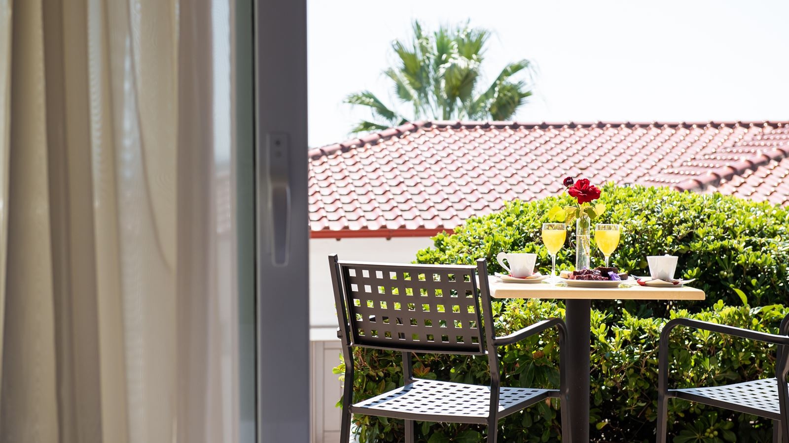 rooms-family-room-garden-view