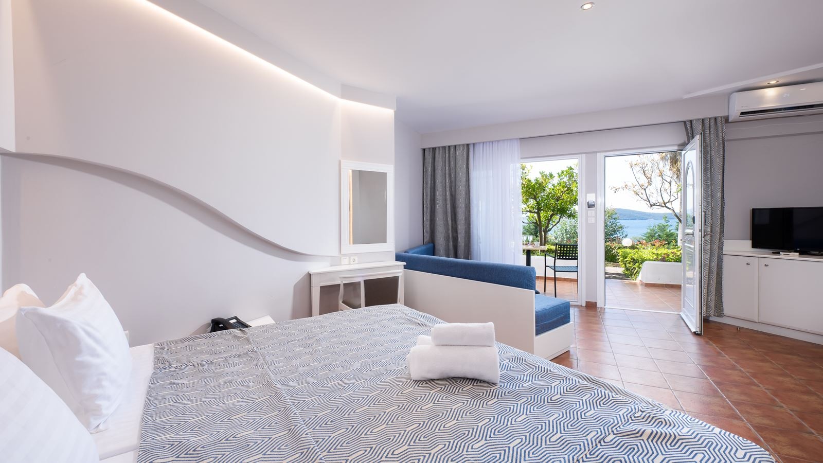 rooms-family-room-sea-view