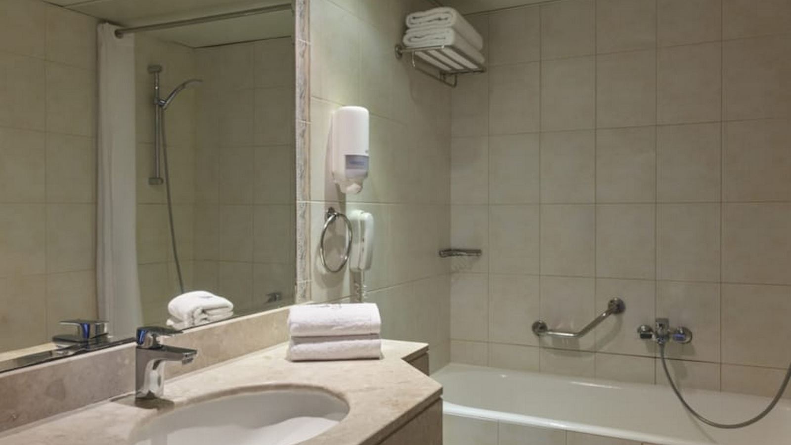 rooms-family-room-inland-view