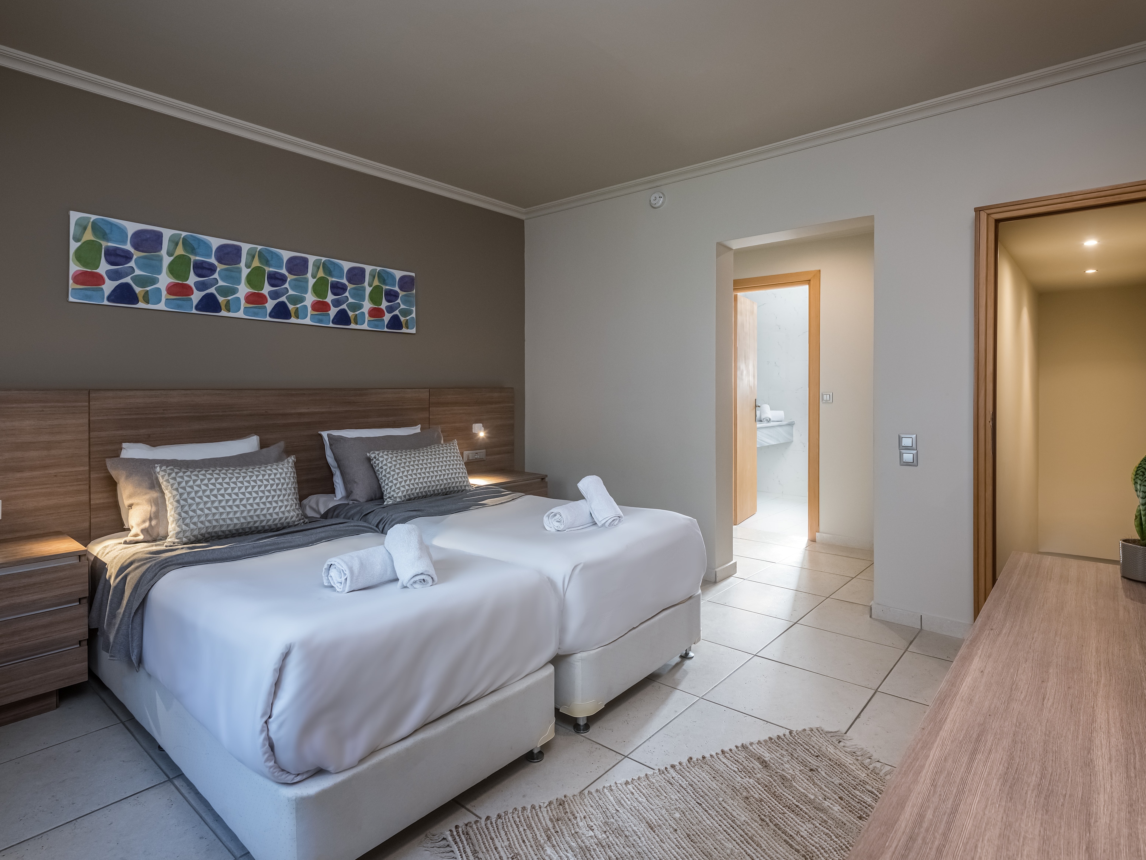 rooms-deluxe-duplex-family-room-garden-view