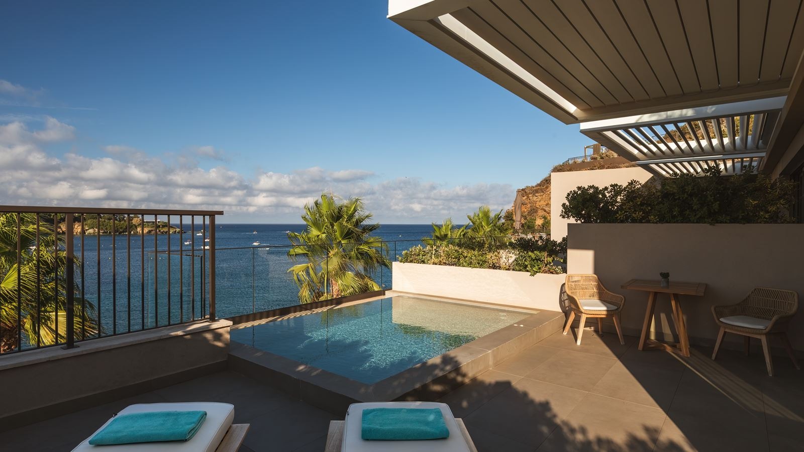 rooms-amber-suite-with-plunge-pool-side-sea-view