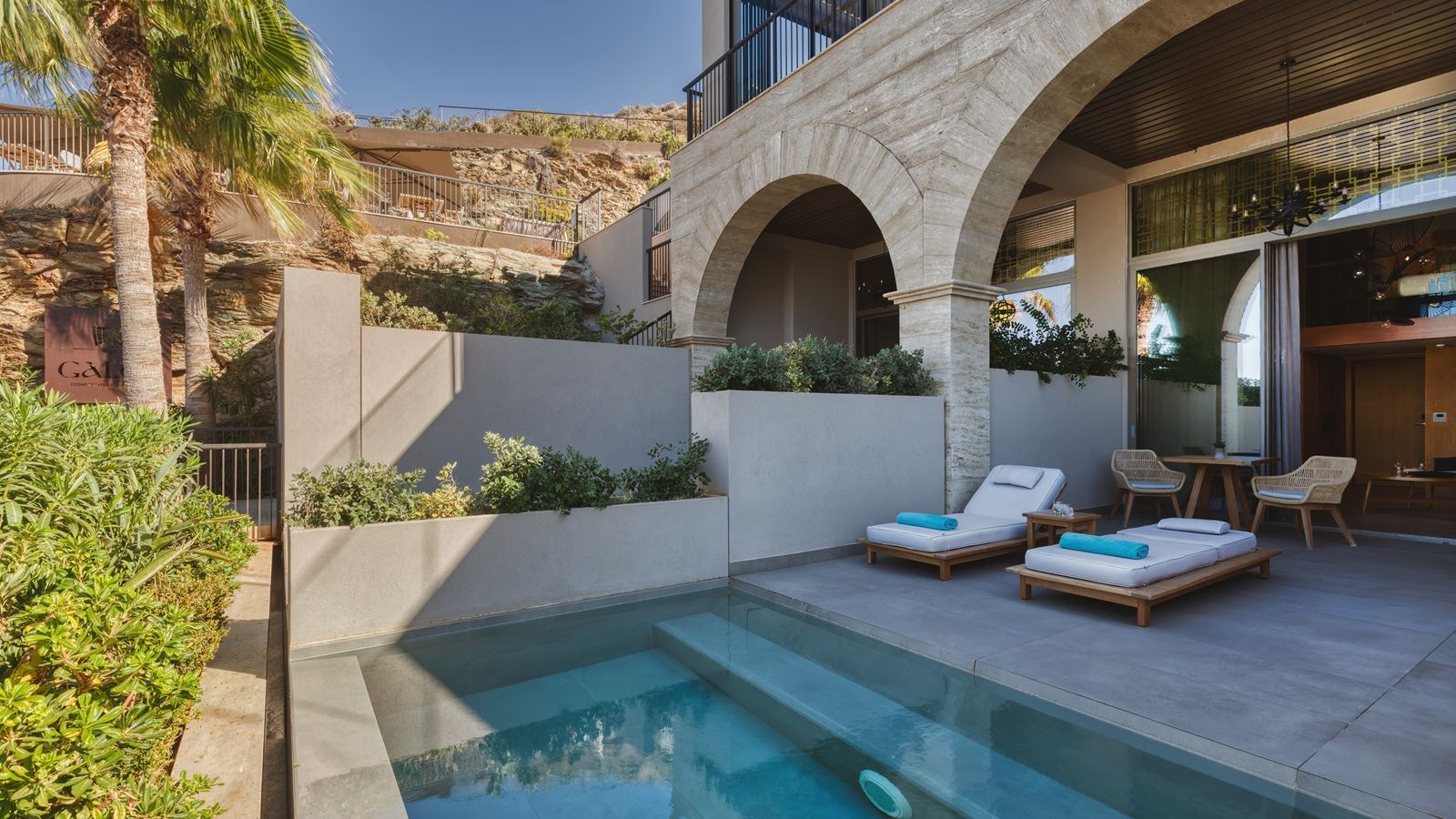 rooms-black-pearl-maisonette-plunge-pool-mountain-view