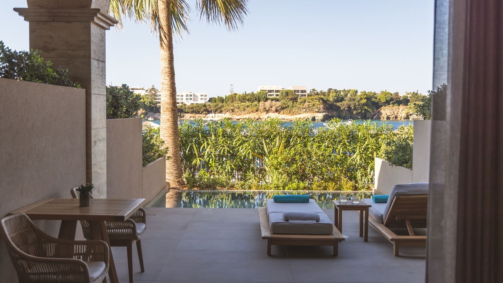 rooms-black-pearl-maisonette-plunge-pool-sea-view