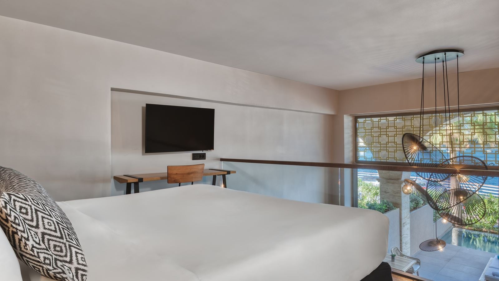 rooms-black-pearl-maisonette-plunge-pool-sea-view