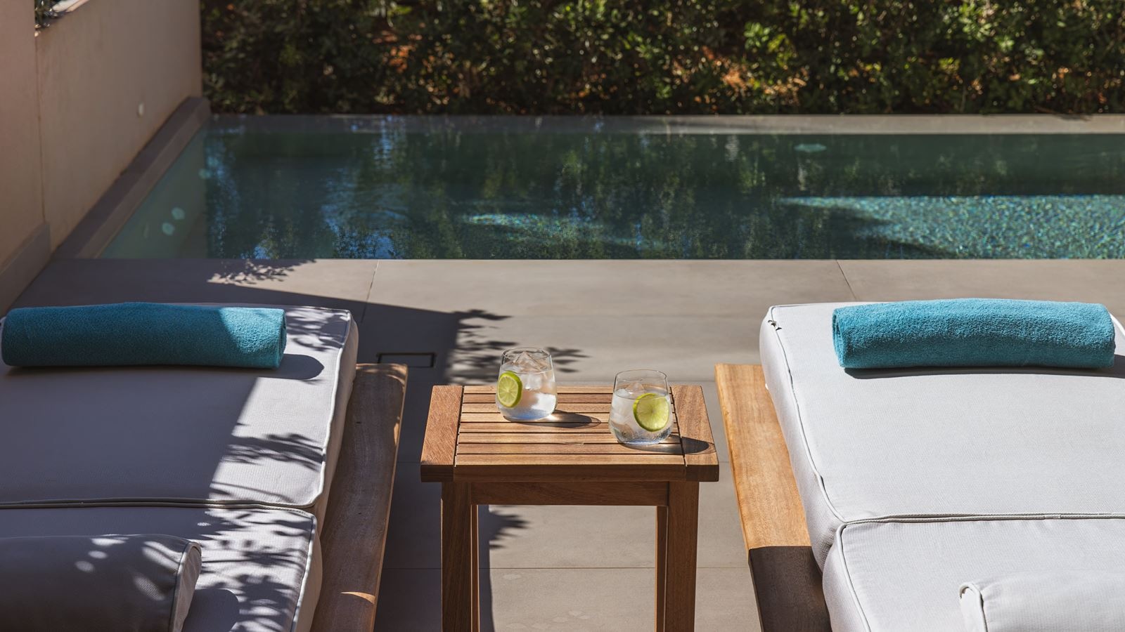 rooms-black-pearl-maisonette-plunge-pool-sea-view