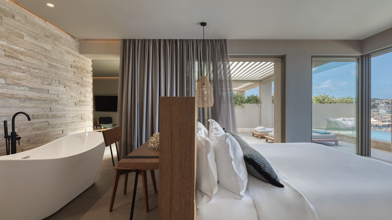 rooms-diamond-ambassador-suite-plunge-pool-sea-view