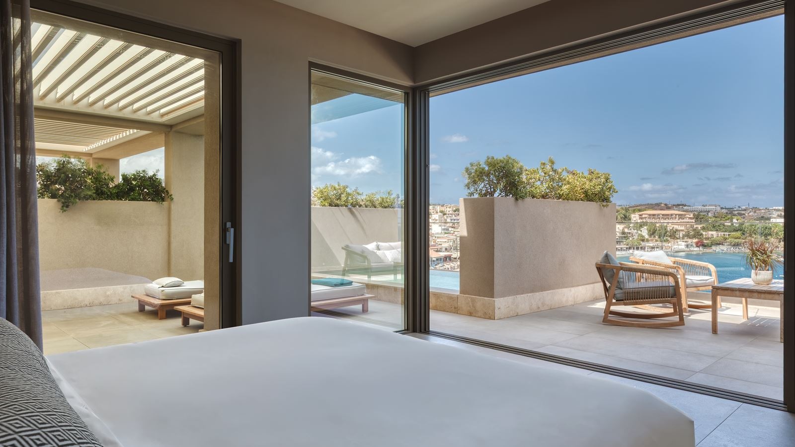 rooms-diamond-ambassador-suite-plunge-pool-sea-view