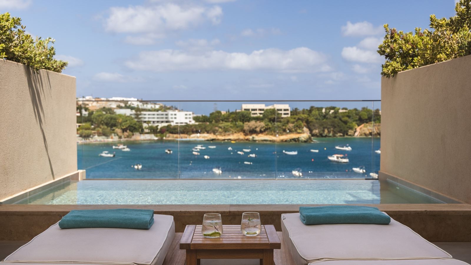 rooms-diamond-ambassador-suite-plunge-pool-sea-view