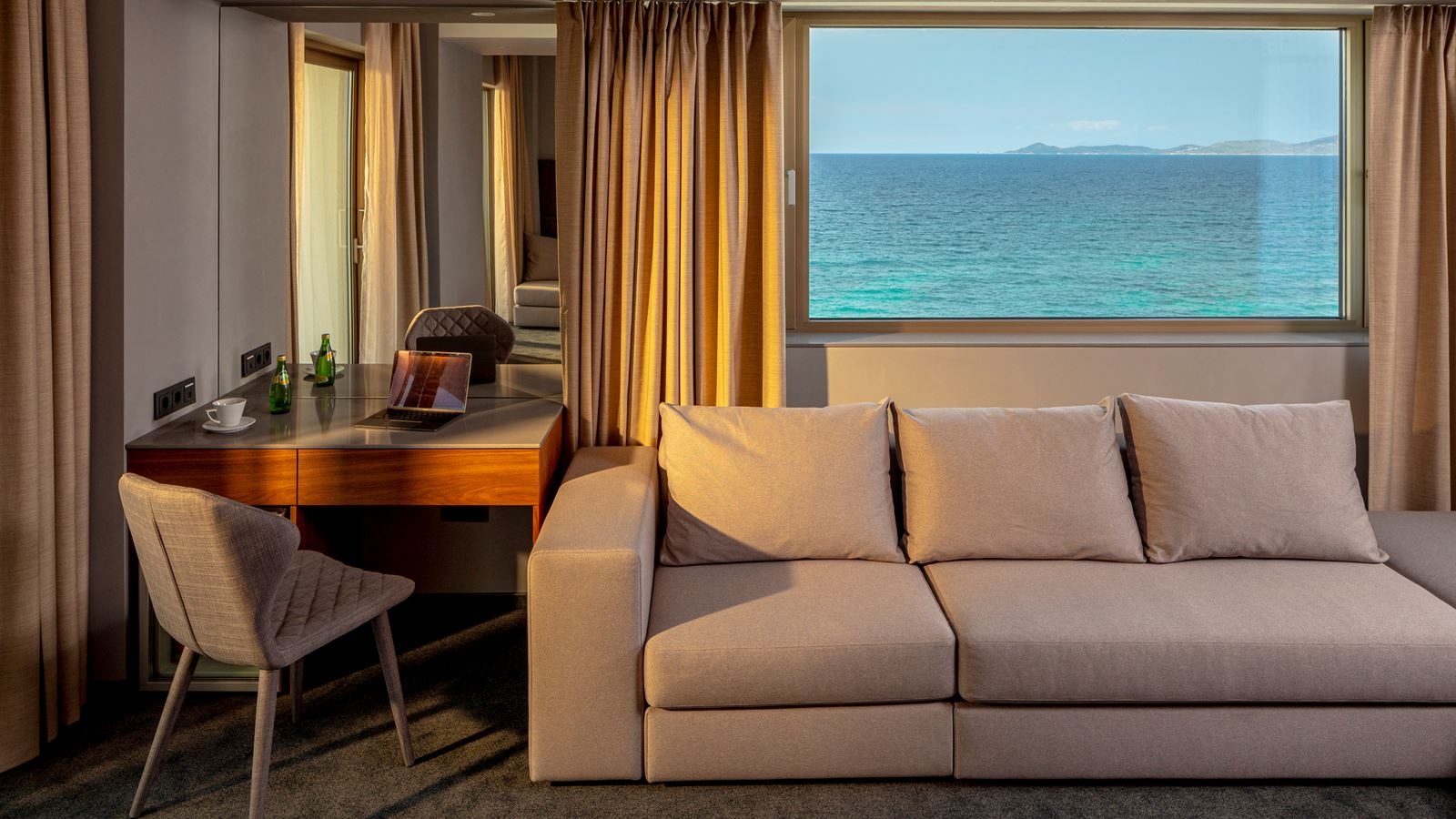 rooms-supreme-sea-view-suite
