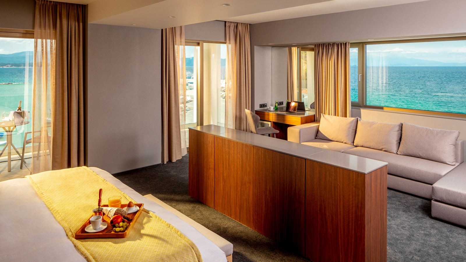 rooms-supreme-sea-view-suite