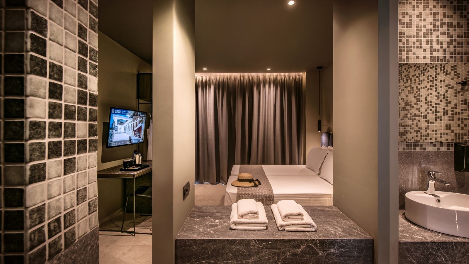 rooms-room-superior-double-balcony-or-terrace