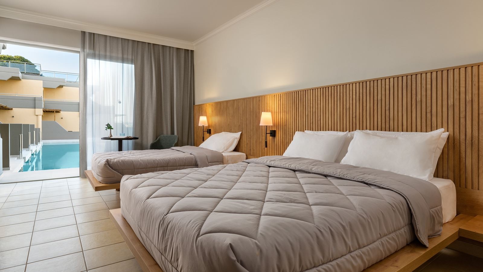 rooms-double-deluxe-swimup-sea-view