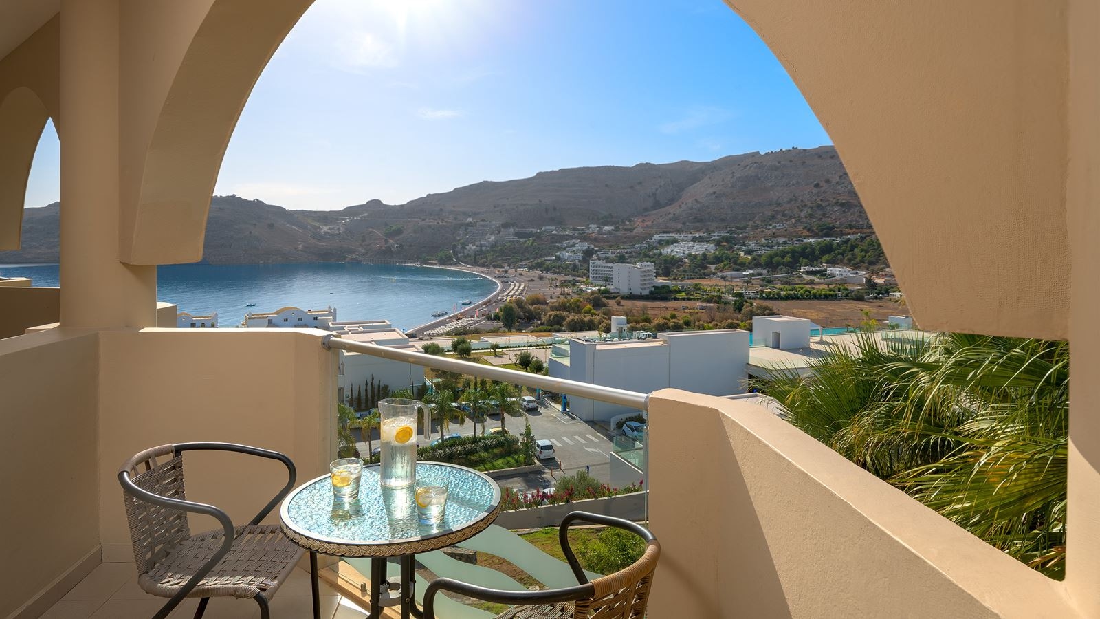 rooms-room-family-sliding-door-sideseaview-balcony