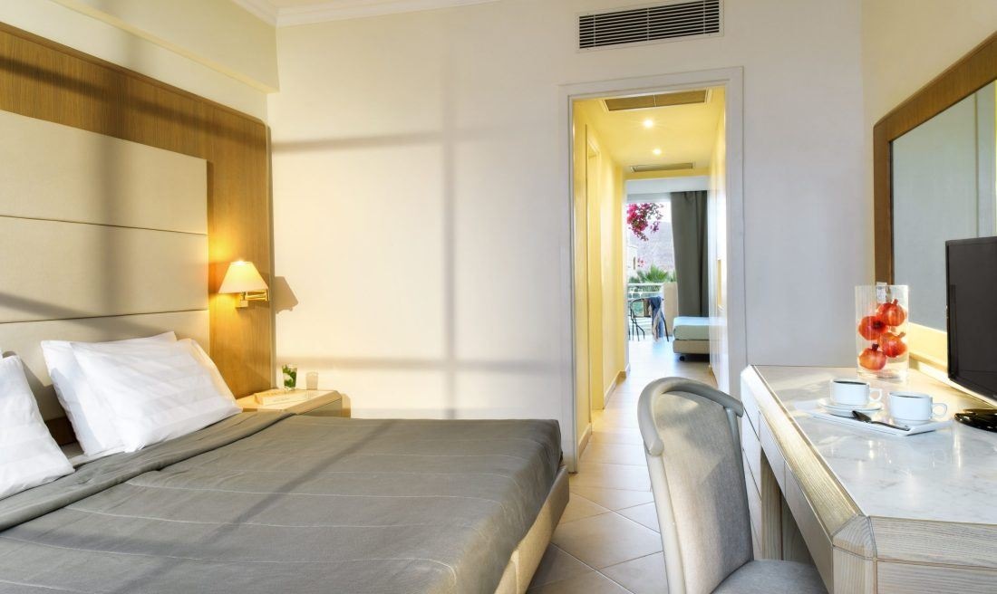 rooms-room-family-sliding-door-sideseaview-balcony