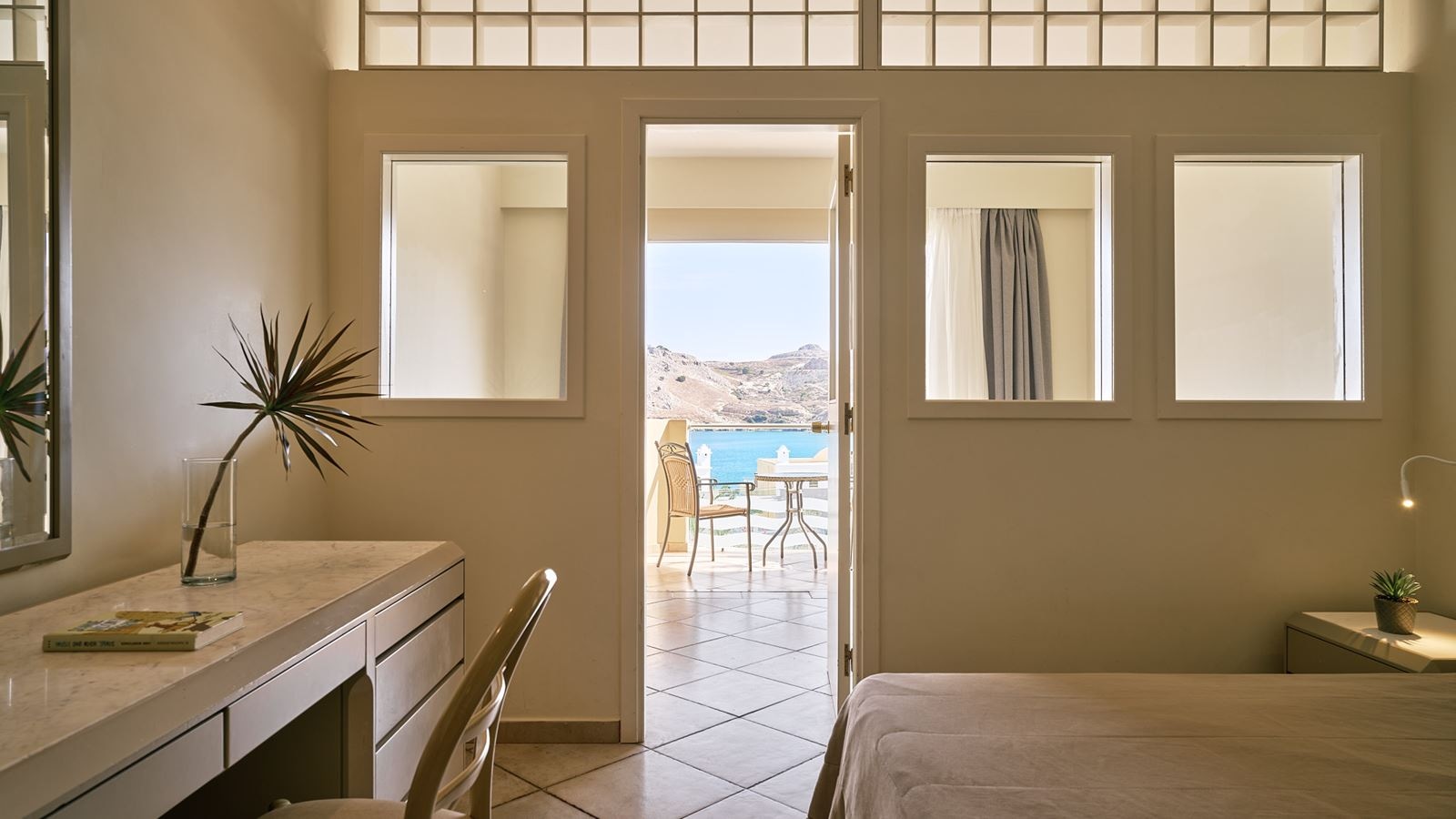 rooms-room-family-sliding-door-seaview-balcony