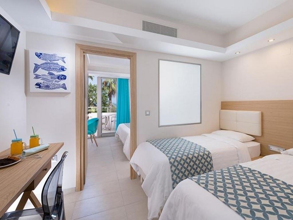 rooms-superior-family-room-with-land-view