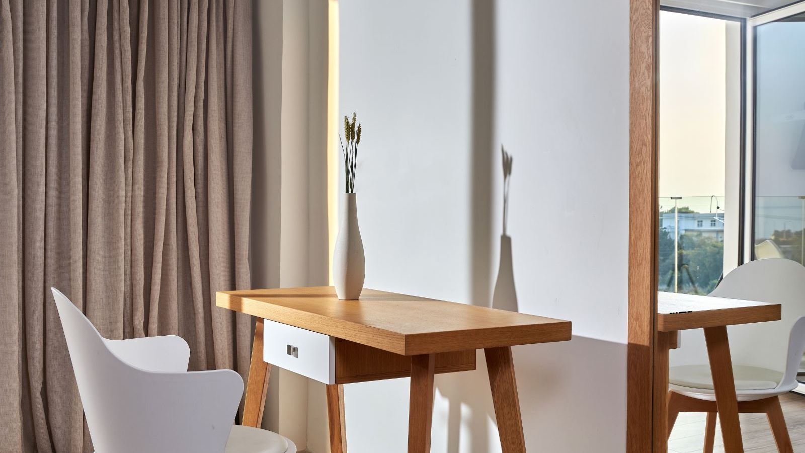 rooms-1-bedroom-family-balcony