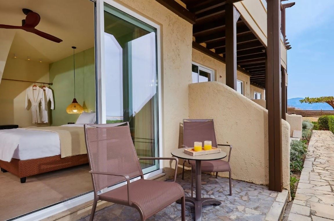 rooms-junior-suite-sea-view-with-balcony