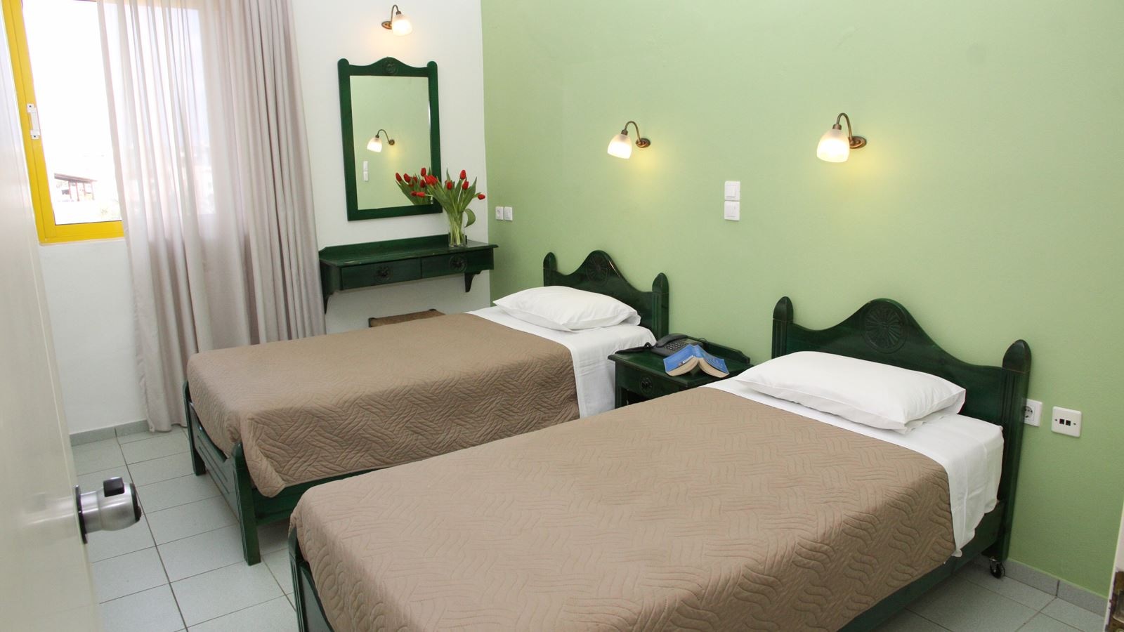 rooms-1-bedroom-apartment-balcony-or-terrace