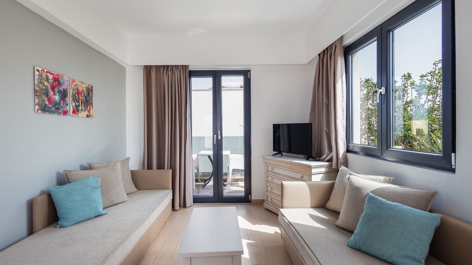 rooms-apartment-grand-1-bedroom-balcony-or-terrace