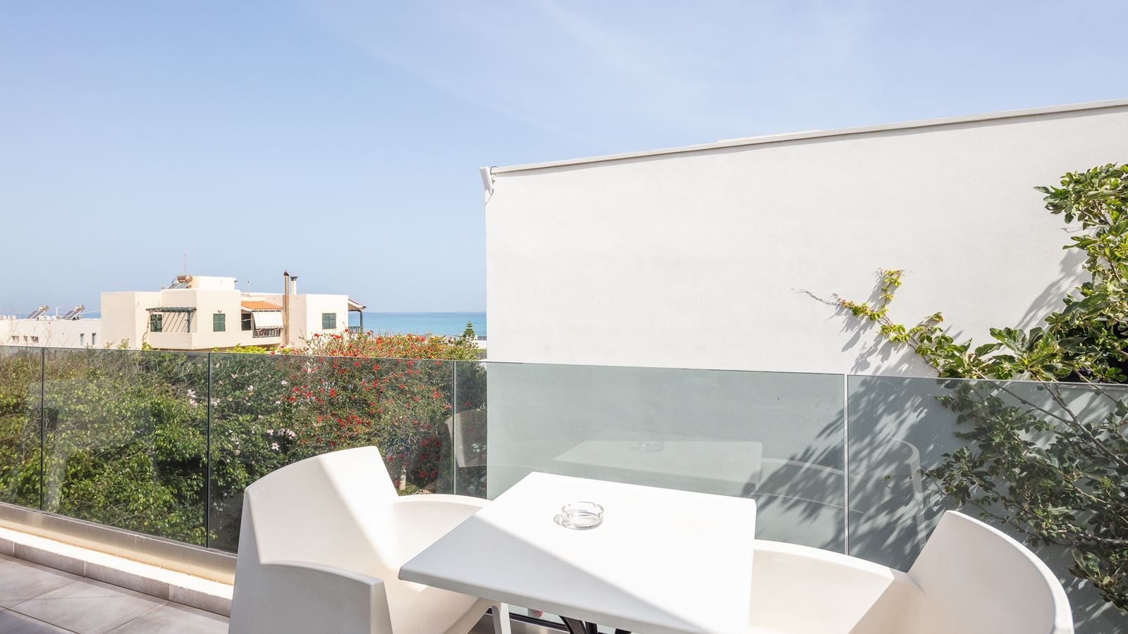 rooms-apartment-grand-1-bedroom-balcony-or-terrace