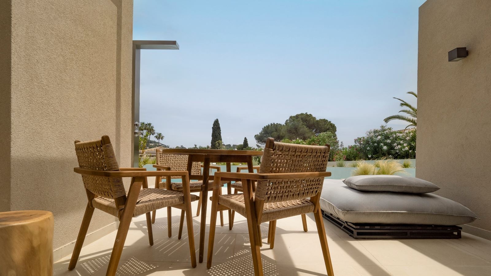 rooms-preferred-club-double-garden-view-sharing-swim-up