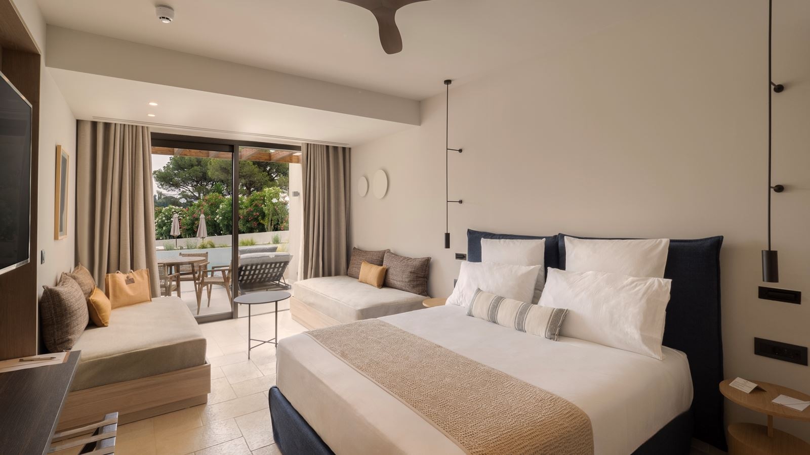 rooms-preferred-club-double-garden-view-sharing-swim-up