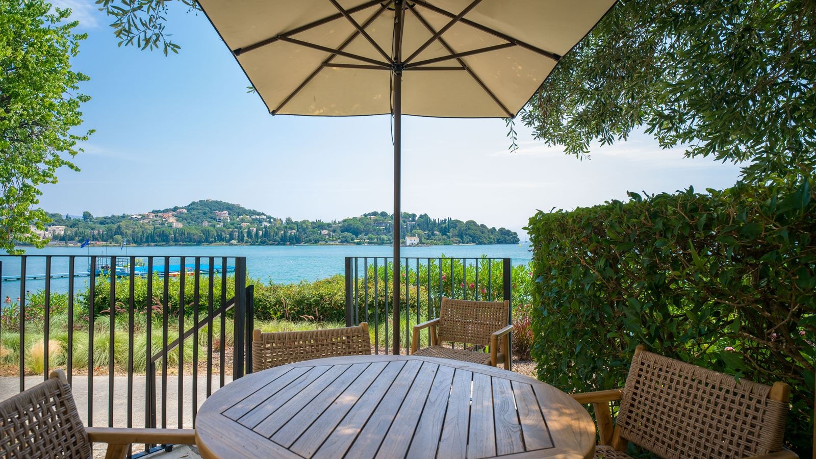rooms-preferred-club-bungalow-front-sea-view