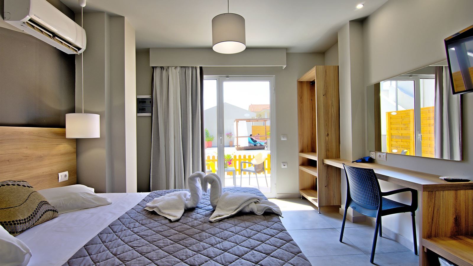 rooms-room-family-open-plan-private-pool